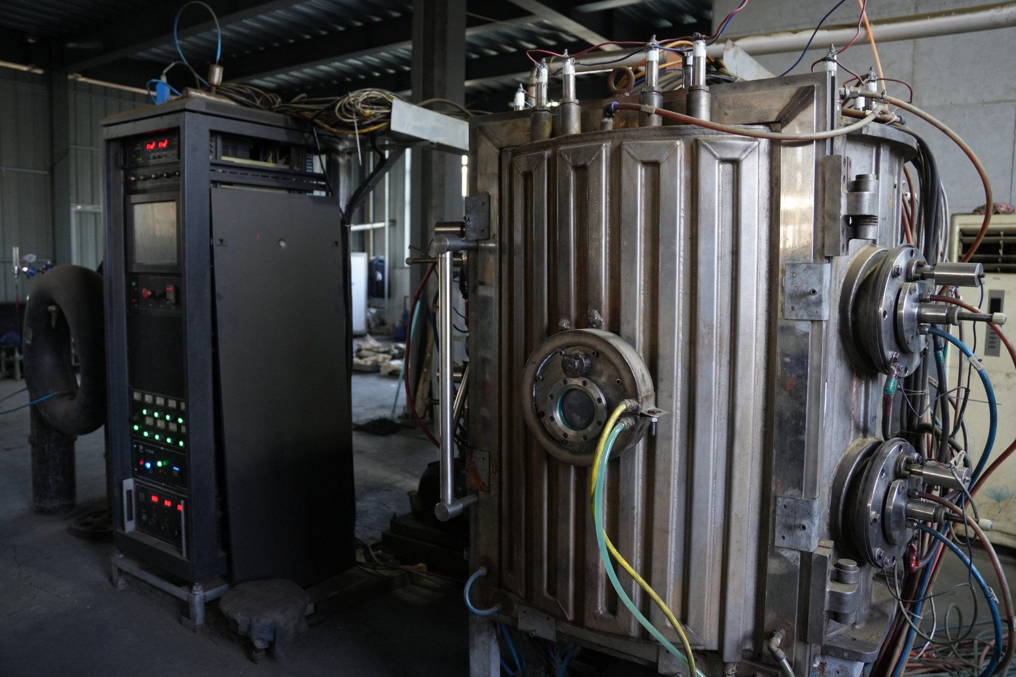 Titanium Vacuum Coating Furnaces in Tap Manufacturing: How PVD Coatings Improve Tool Performance
